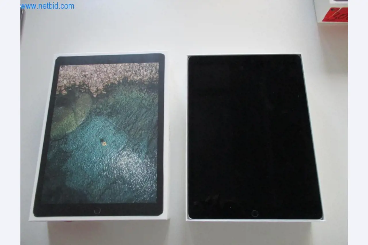 Mobiliário de escritório bem conservado, equipamento informático e óculos 3D (MS Hololens 2)-1