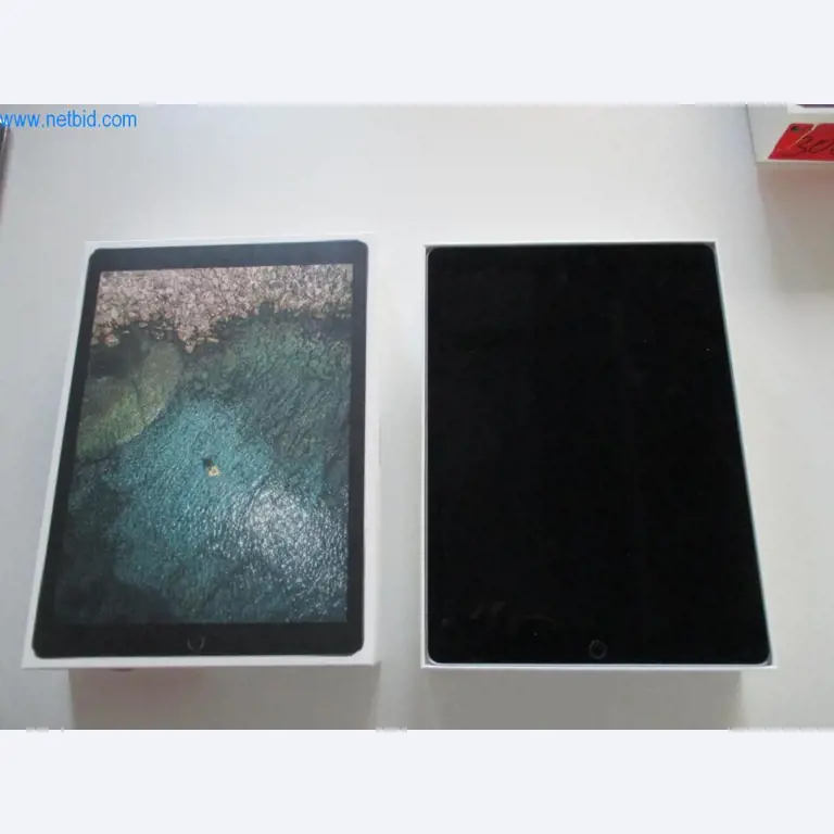 Mobiliário de escritório bem conservado, equipamento informático e óculos 3D (MS Hololens 2)-1