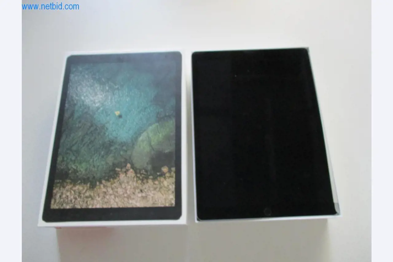 Mobiliário de escritório bem conservado, equipamento informático e óculos 3D (MS Hololens 2)-1