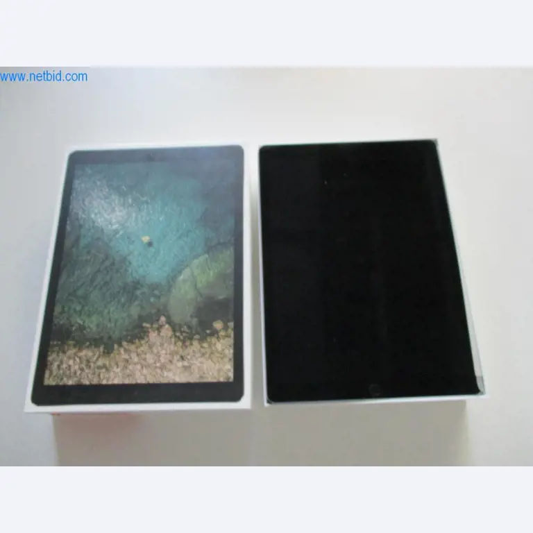 Mobiliário de escritório bem conservado, equipamento informático e óculos 3D (MS Hololens 2)-1