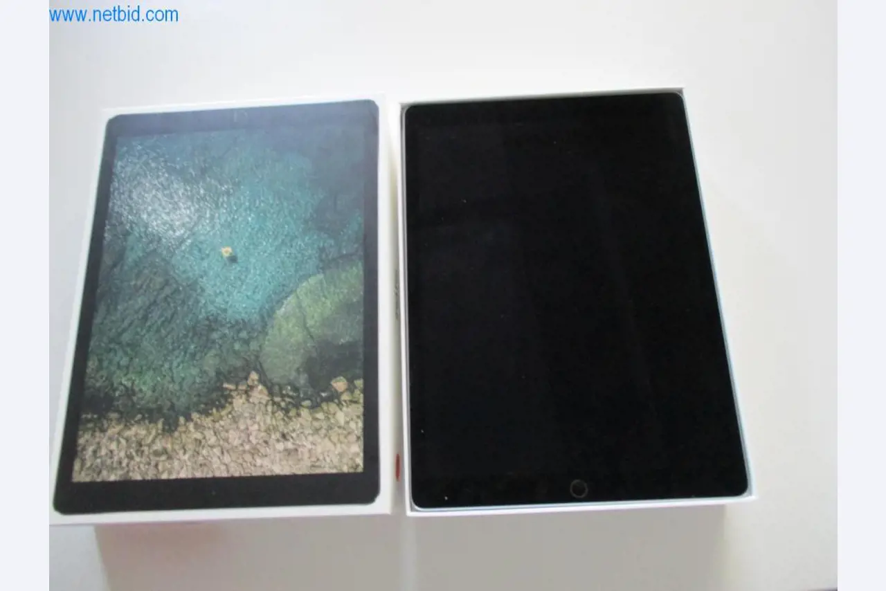 Mobiliário de escritório bem conservado, equipamento informático e óculos 3D (MS Hololens 2)-1