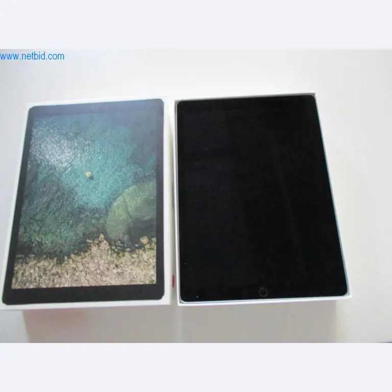 Mobiliário de escritório bem conservado, equipamento informático e óculos 3D (MS Hololens 2)-1