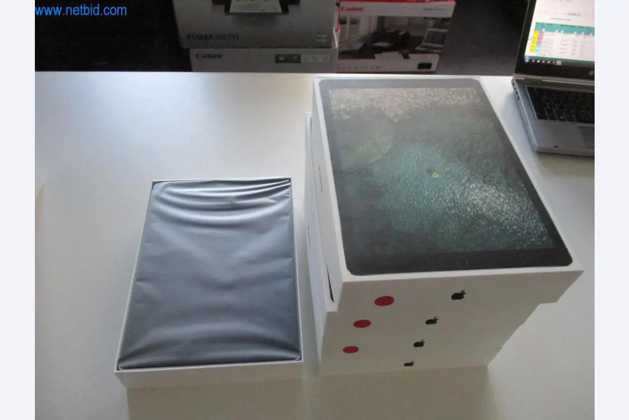 Mobiliário de escritório bem conservado, equipamento informático e óculos 3D (MS Hololens 2)-1