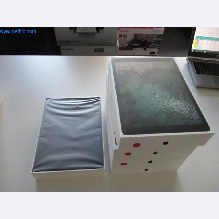 Mobiliário de escritório bem conservado, equipamento informático e óculos 3D (MS Hololens 2)-1