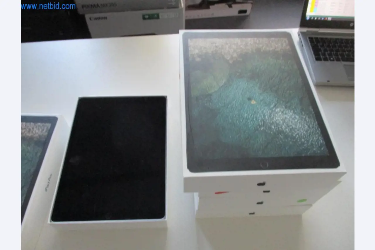 Mobiliário de escritório bem conservado, equipamento informático e óculos 3D (MS Hololens 2)-1