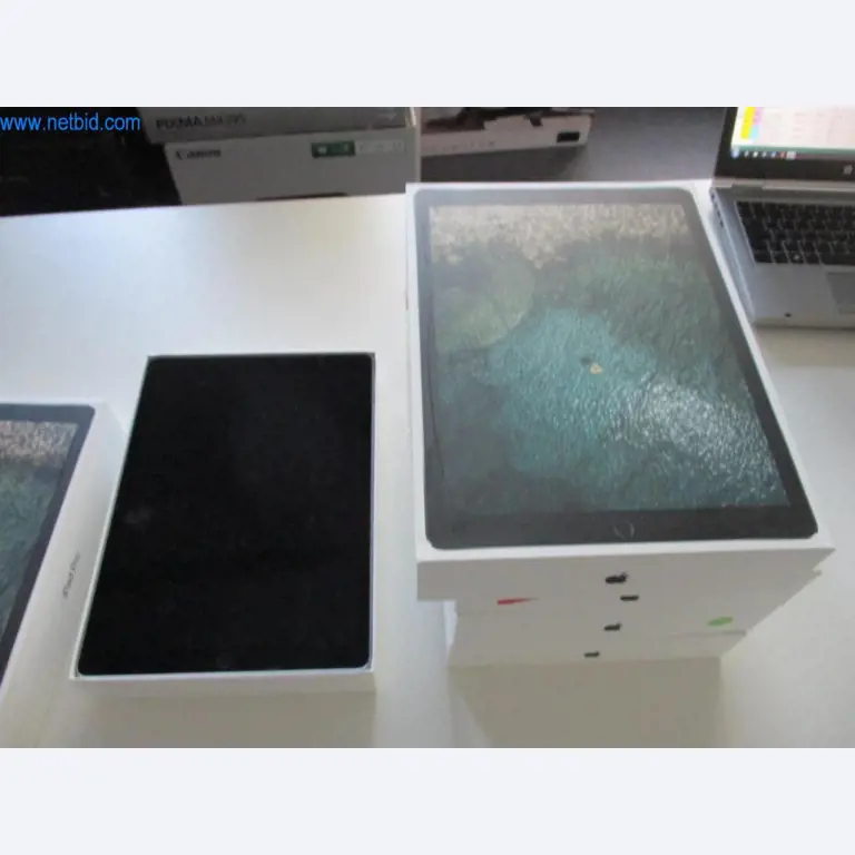 Mobiliário de escritório bem conservado, equipamento informático e óculos 3D (MS Hololens 2)-1