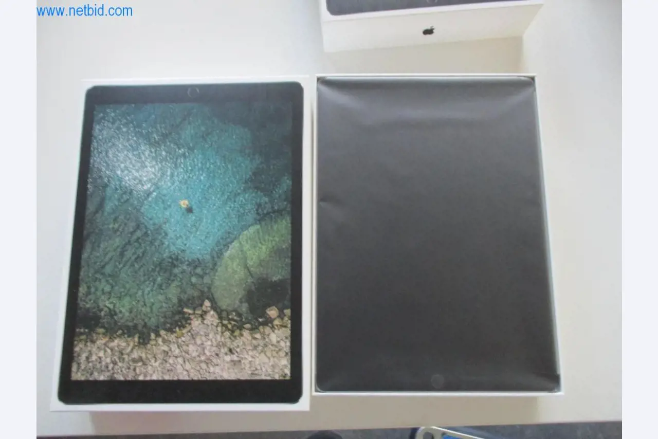 Mobiliário de escritório bem conservado, equipamento informático e óculos 3D (MS Hololens 2)-1