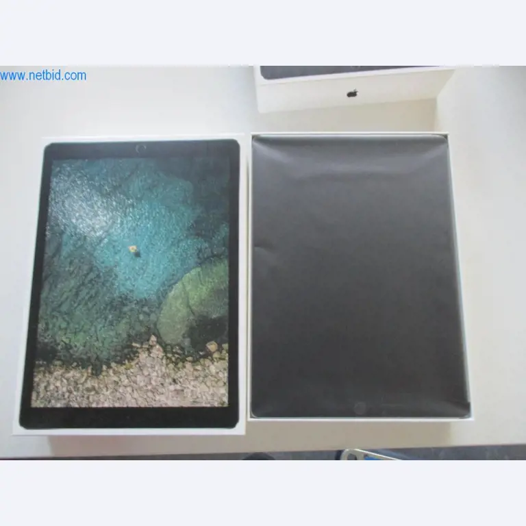 Mobiliário de escritório bem conservado, equipamento informático e óculos 3D (MS Hololens 2)-1