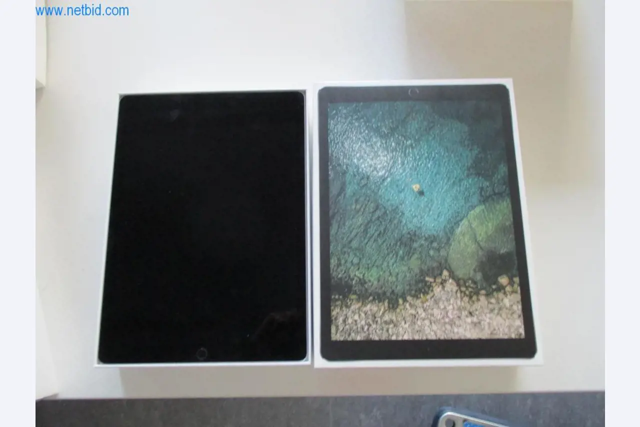 Mobiliário de escritório bem conservado, equipamento informático e óculos 3D (MS Hololens 2)-1