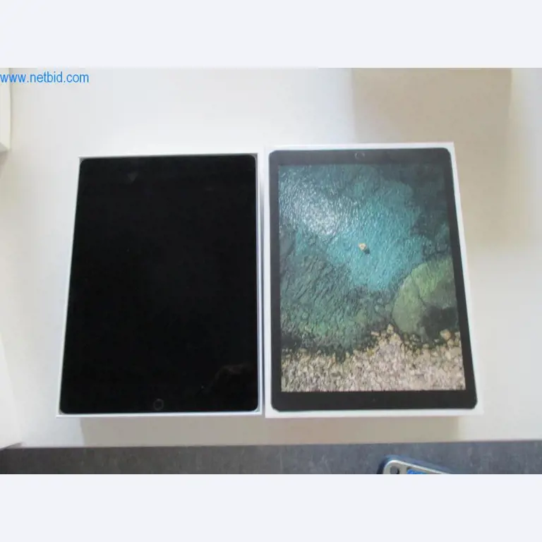 Mobiliário de escritório bem conservado, equipamento informático e óculos 3D (MS Hololens 2)-1