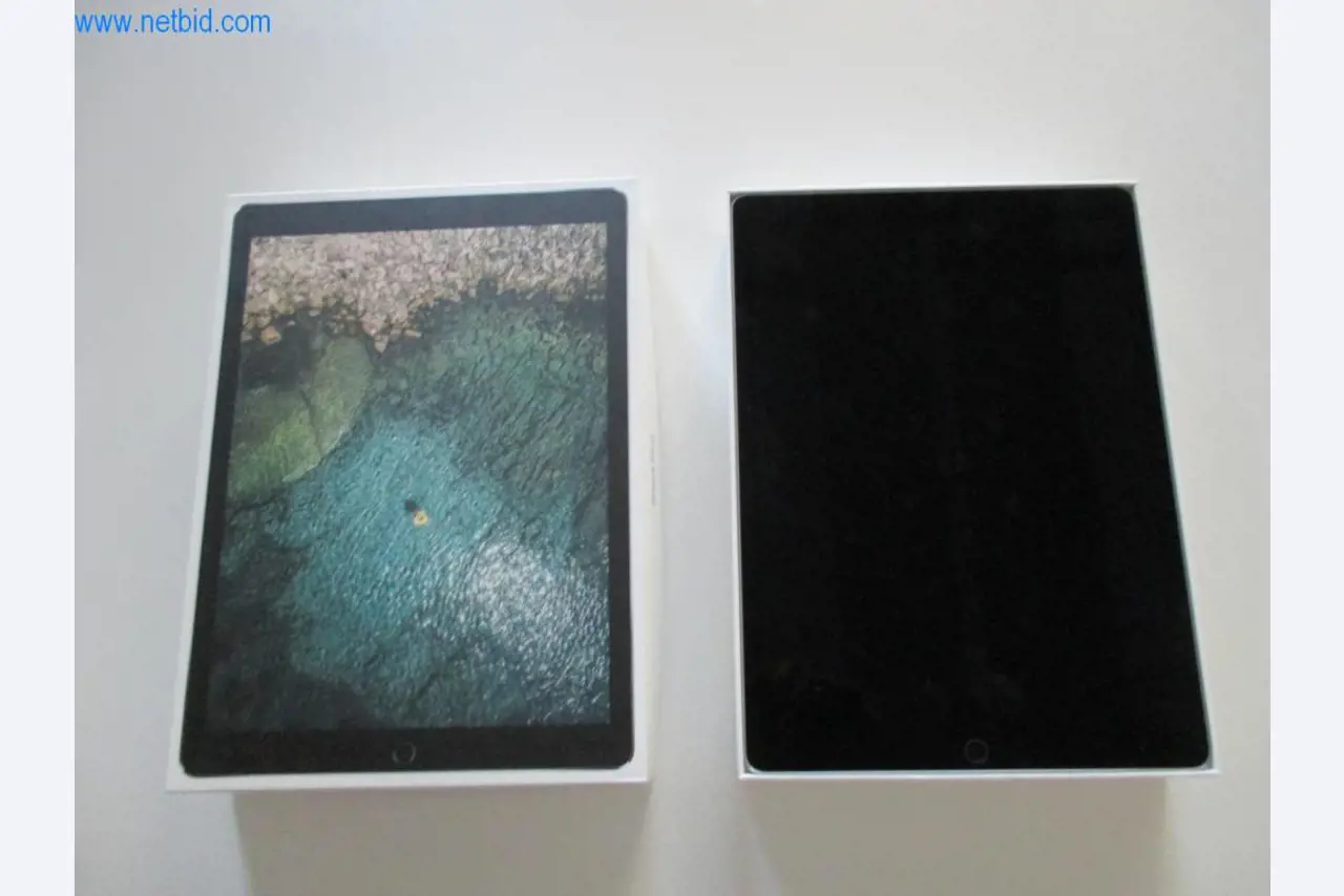 Mobiliário de escritório bem conservado, equipamento informático e óculos 3D (MS Hololens 2)-1