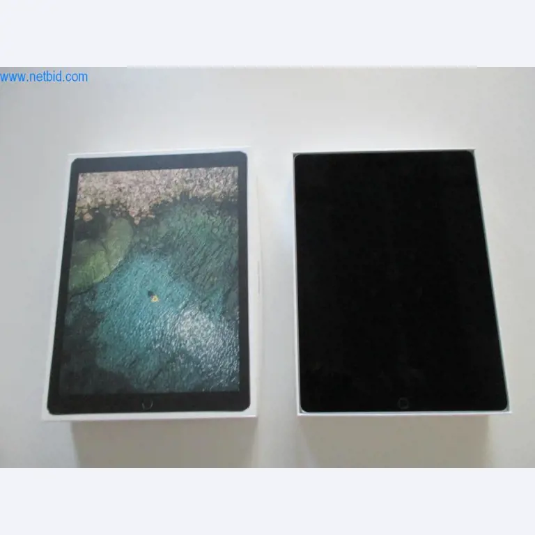 Mobiliário de escritório bem conservado, equipamento informático e óculos 3D (MS Hololens 2)-1