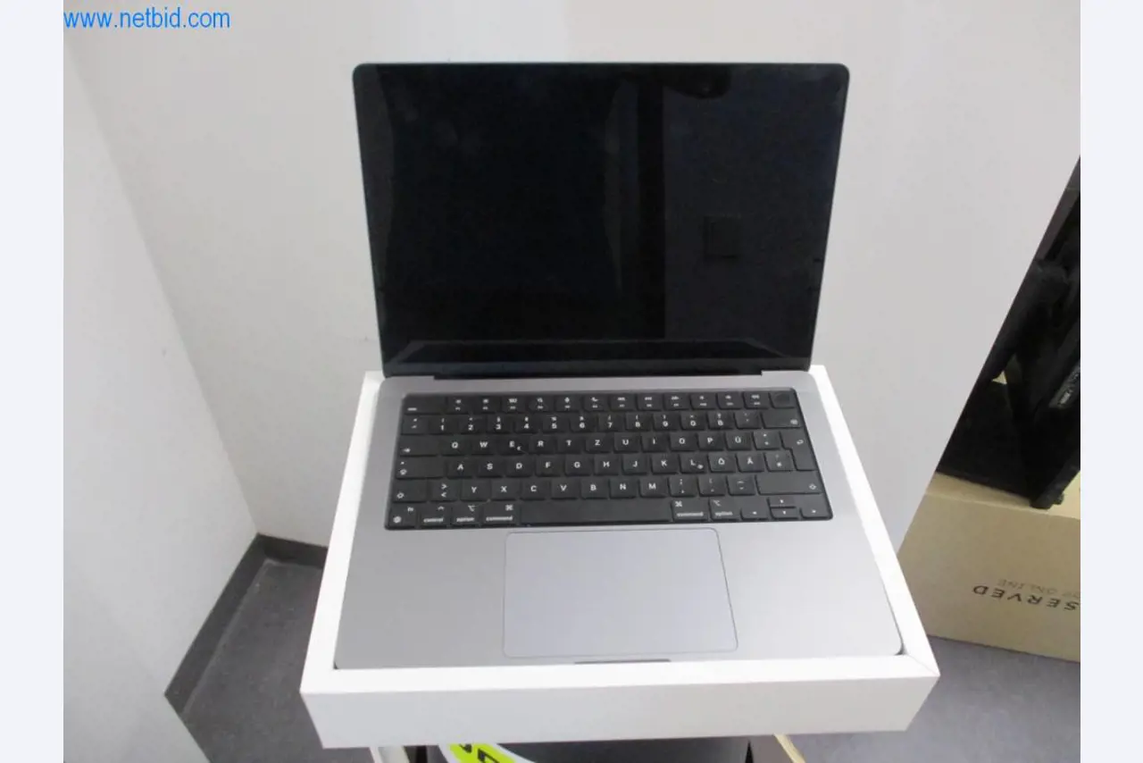 Mobiliário de escritório bem conservado, equipamento informático e óculos 3D (MS Hololens 2)-1