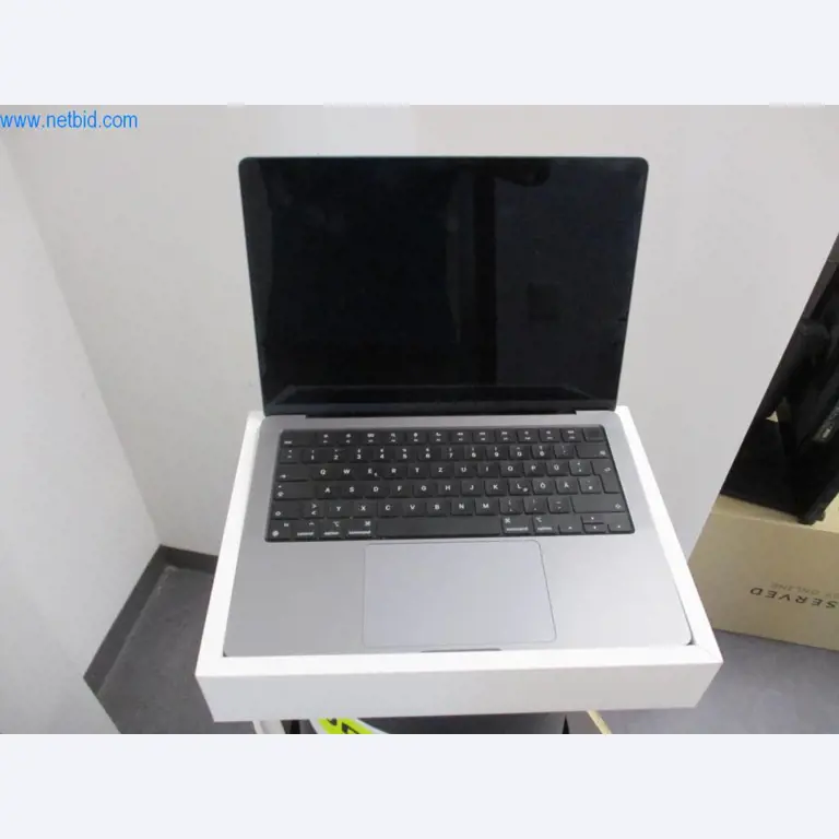 Mobiliário de escritório bem conservado, equipamento informático e óculos 3D (MS Hololens 2)-1