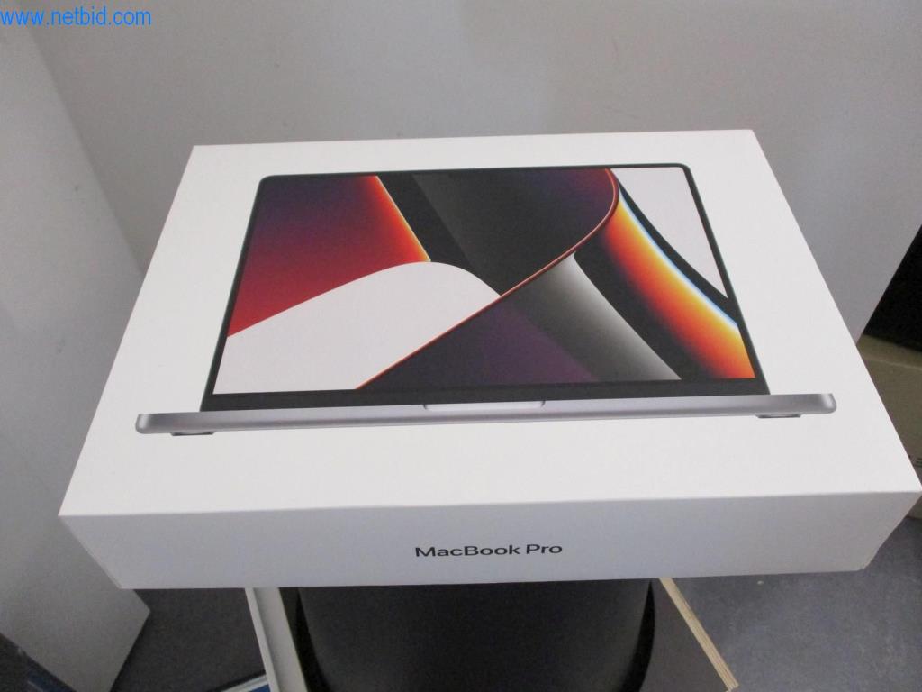 Gepflegte Büromöbel, IT-Ausstattungen und 3D-Brillen (MS Hololens 2) -2