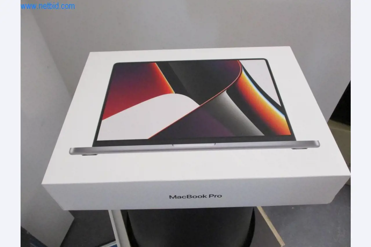 Mobiliário de escritório bem conservado, equipamento informático e óculos 3D (MS Hololens 2)-2