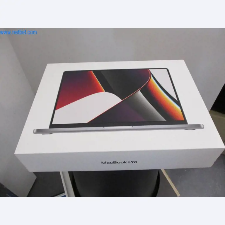 Mobiliário de escritório bem conservado, equipamento informático e óculos 3D (MS Hololens 2)-2