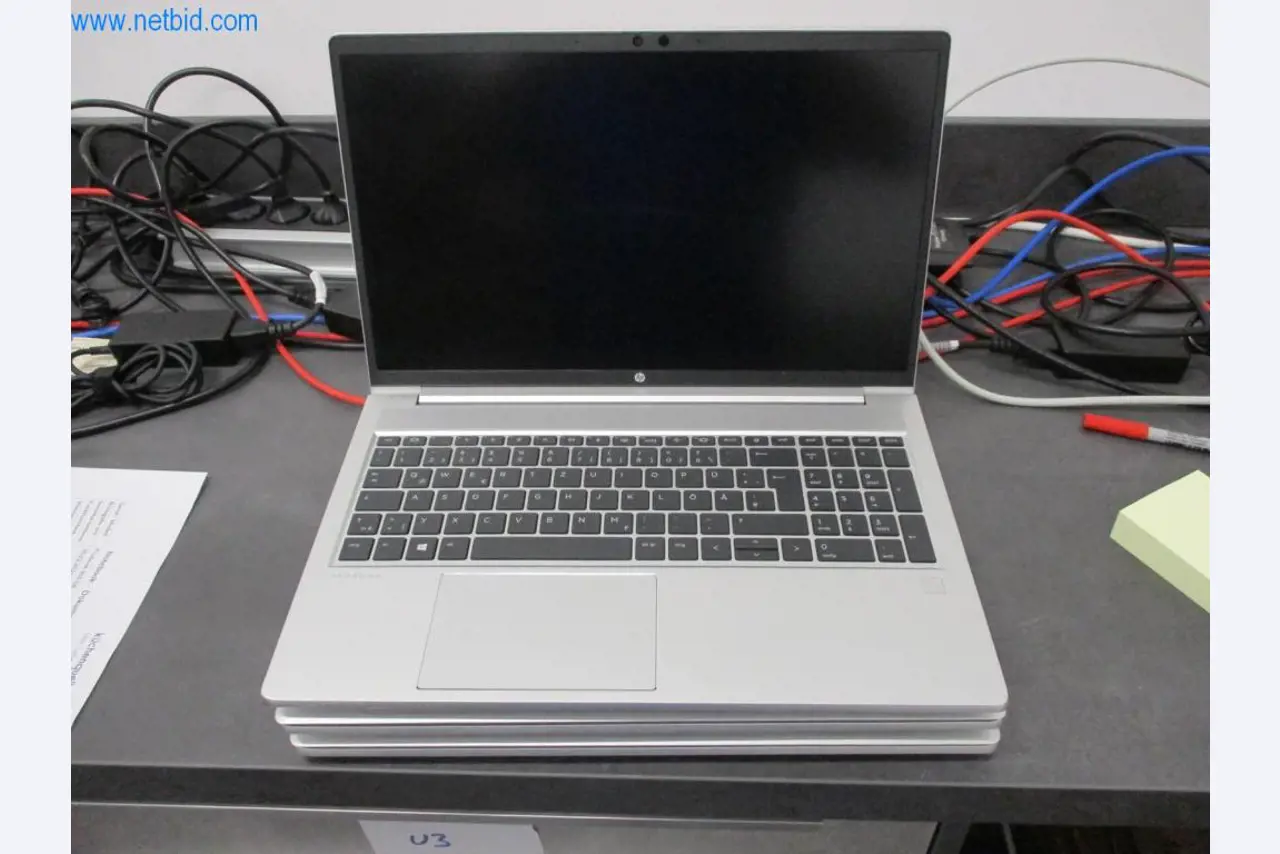 Mobiliário de escritório bem conservado, equipamento informático e óculos 3D (MS Hololens 2)-1