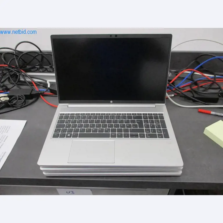 Mobiliário de escritório bem conservado, equipamento informático e óculos 3D (MS Hololens 2)-1