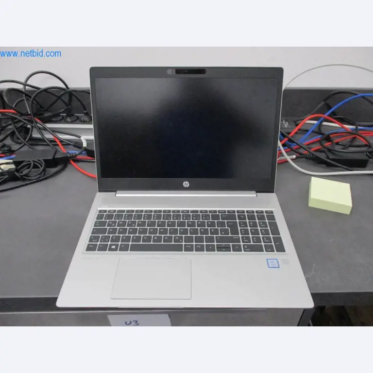 Mobiliário de escritório bem conservado, equipamento informático e óculos 3D (MS Hololens 2)-1