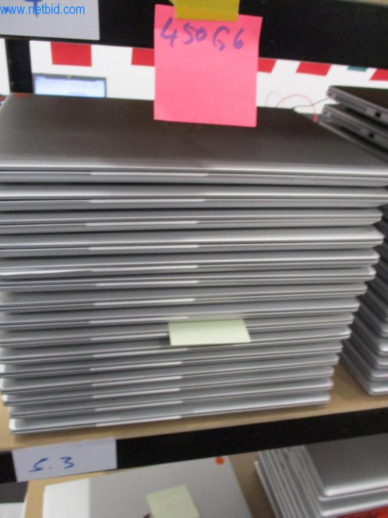 Mobiliario de oficina en buen estado, equipos informáticos y gafas 3D (MS Hololens 2)-2