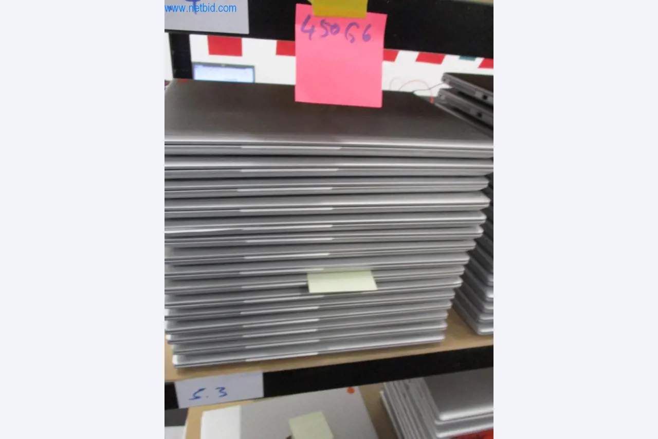 Mobiliário de escritório bem conservado, equipamento informático e óculos 3D (MS Hololens 2)-2