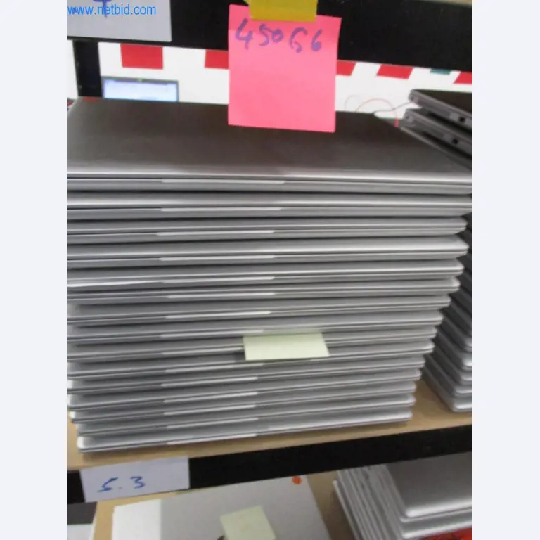 Mobiliário de escritório bem conservado, equipamento informático e óculos 3D (MS Hololens 2)-2