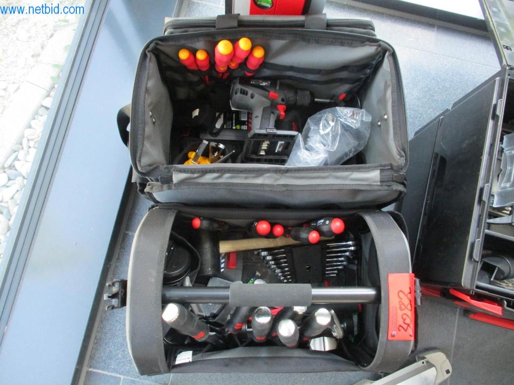 Dobrze utrzymane meble biurowe, sprzęt IT i okulary 3D (MS Hololens 2)-3