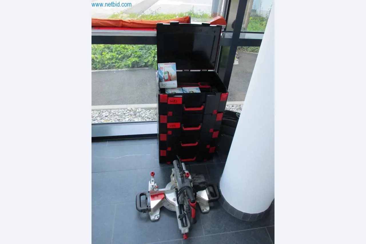 Mobiliário de escritório bem conservado, equipamento informático e óculos 3D (MS Hololens 2)-1