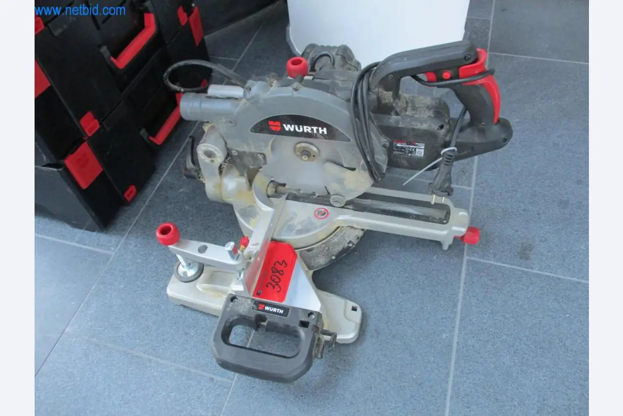 Mobiliário de escritório bem conservado, equipamento informático e óculos 3D (MS Hololens 2)-2