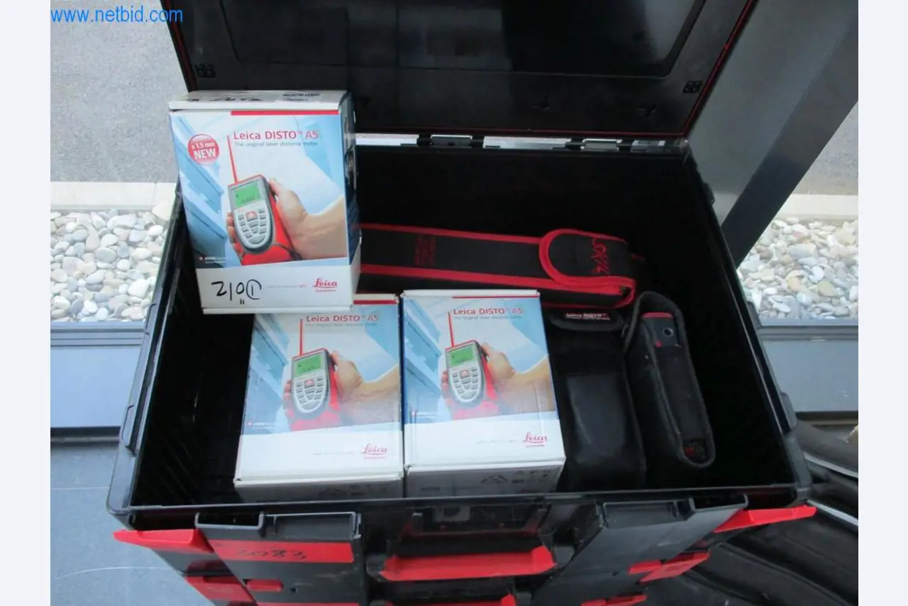 Mobiliário de escritório bem conservado, equipamento informático e óculos 3D (MS Hololens 2)-3