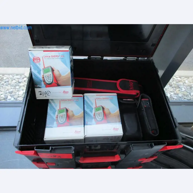 Mobiliário de escritório bem conservado, equipamento informático e óculos 3D (MS Hololens 2)-3