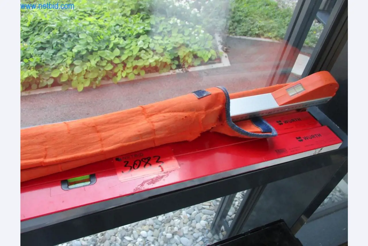 Mobiliário de escritório bem conservado, equipamento informático e óculos 3D (MS Hololens 2)-4