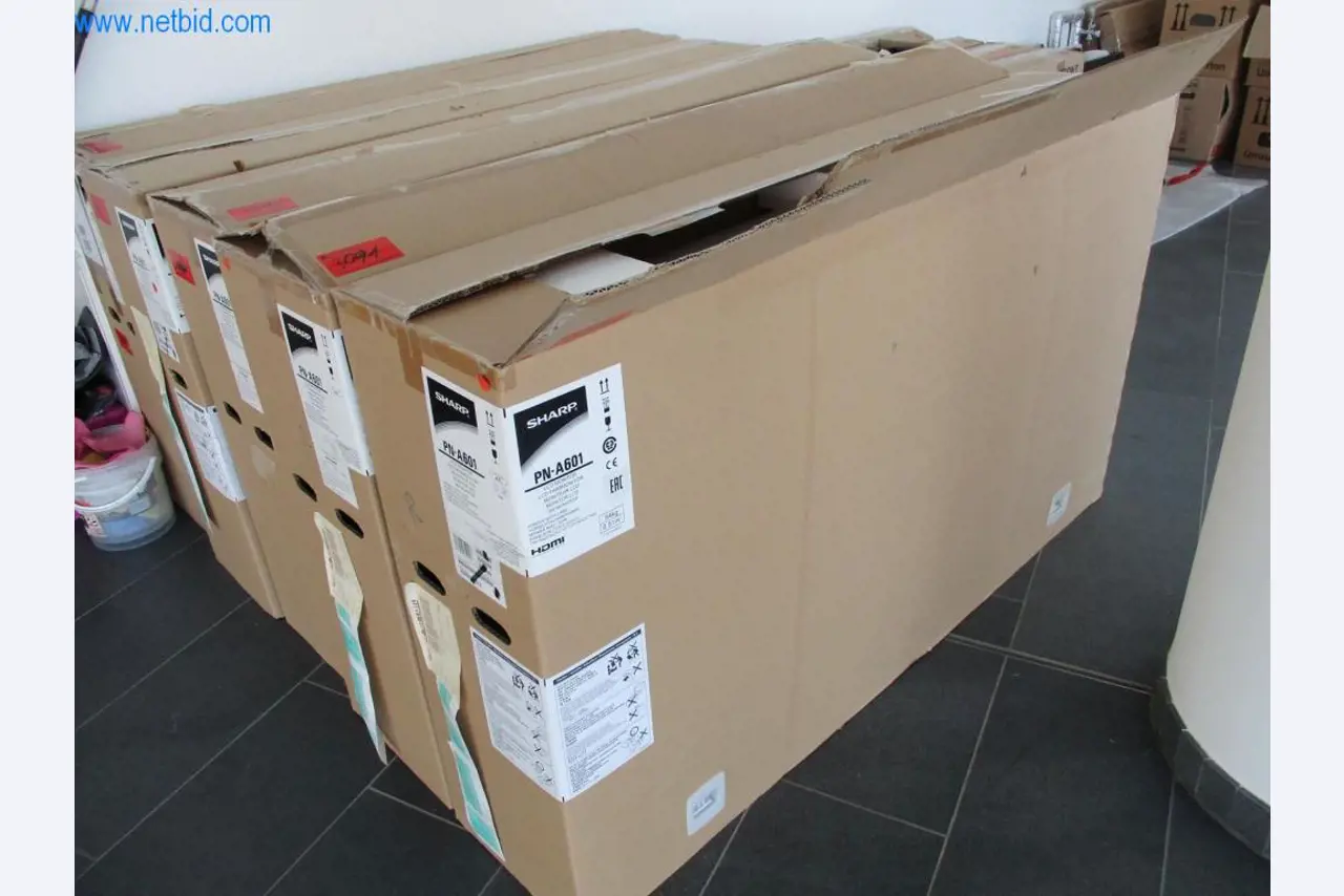 Mobiliário de escritório bem conservado, equipamento informático e óculos 3D (MS Hololens 2)-1