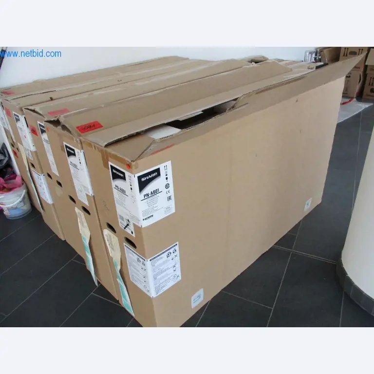 Mobiliário de escritório bem conservado, equipamento informático e óculos 3D (MS Hololens 2)-1