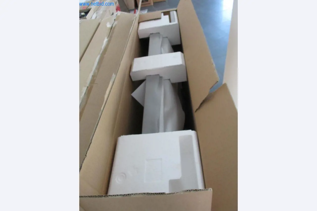 Mobiliário de escritório bem conservado, equipamento informático e óculos 3D (MS Hololens 2)-2