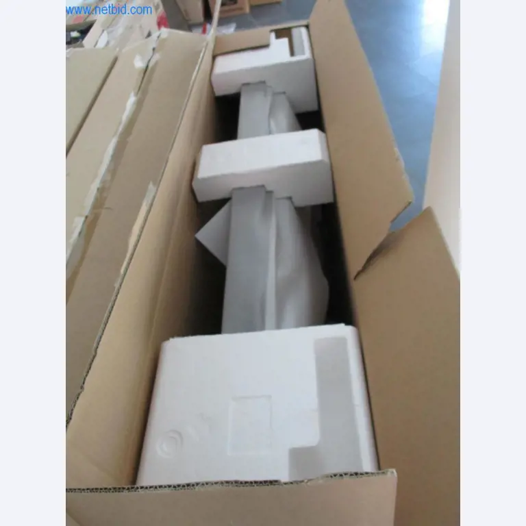 Mobiliário de escritório bem conservado, equipamento informático e óculos 3D (MS Hololens 2)-2