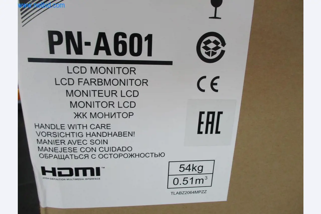 Mobiliário de escritório bem conservado, equipamento informático e óculos 3D (MS Hololens 2)-3