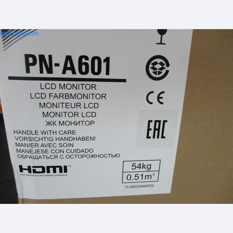 Mobiliário de escritório bem conservado, equipamento informático e óculos 3D (MS Hololens 2)-3