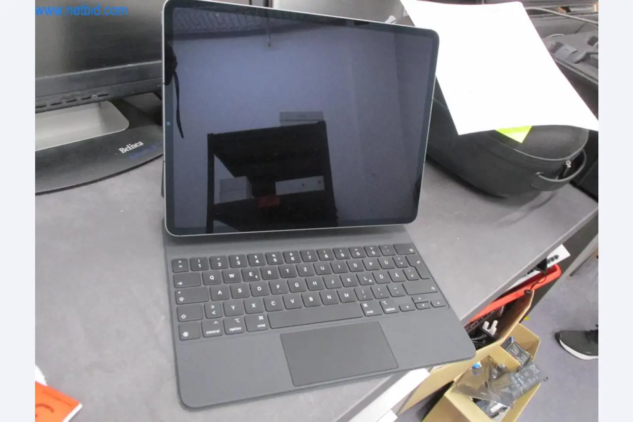 Mobiliário de escritório bem conservado, equipamento informático e óculos 3D (MS Hololens 2)-1