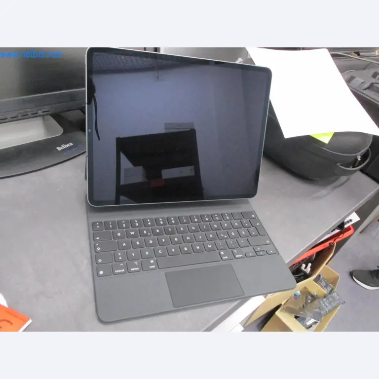 Mobiliário de escritório bem conservado, equipamento informático e óculos 3D (MS Hololens 2)-1