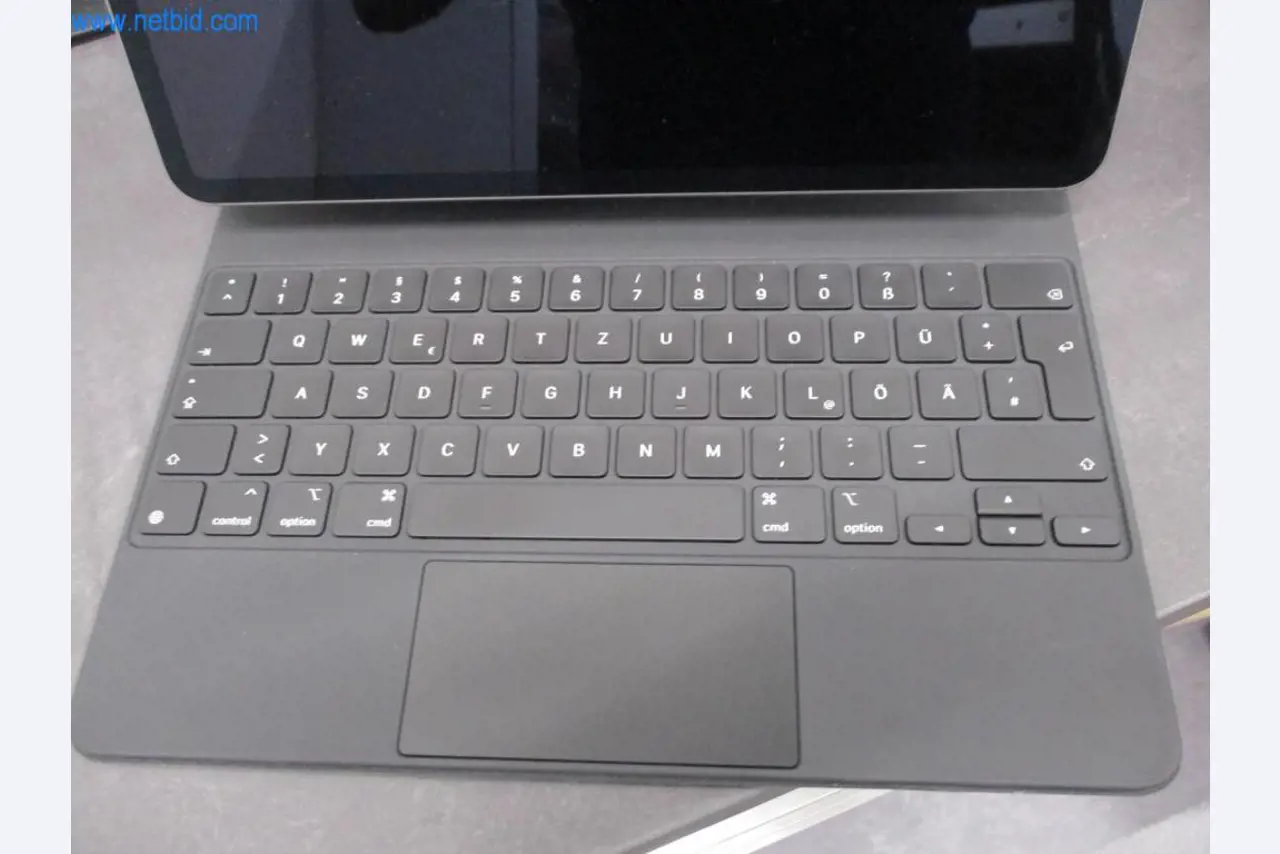 Mobiliário de escritório bem conservado, equipamento informático e óculos 3D (MS Hololens 2)-2