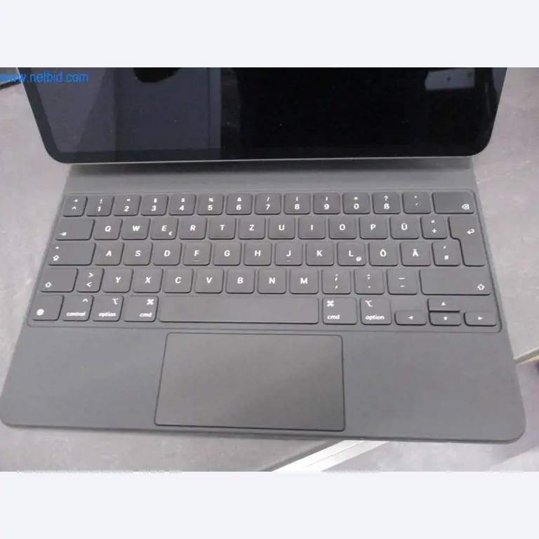 Mobiliário de escritório bem conservado, equipamento informático e óculos 3D (MS Hololens 2)-2