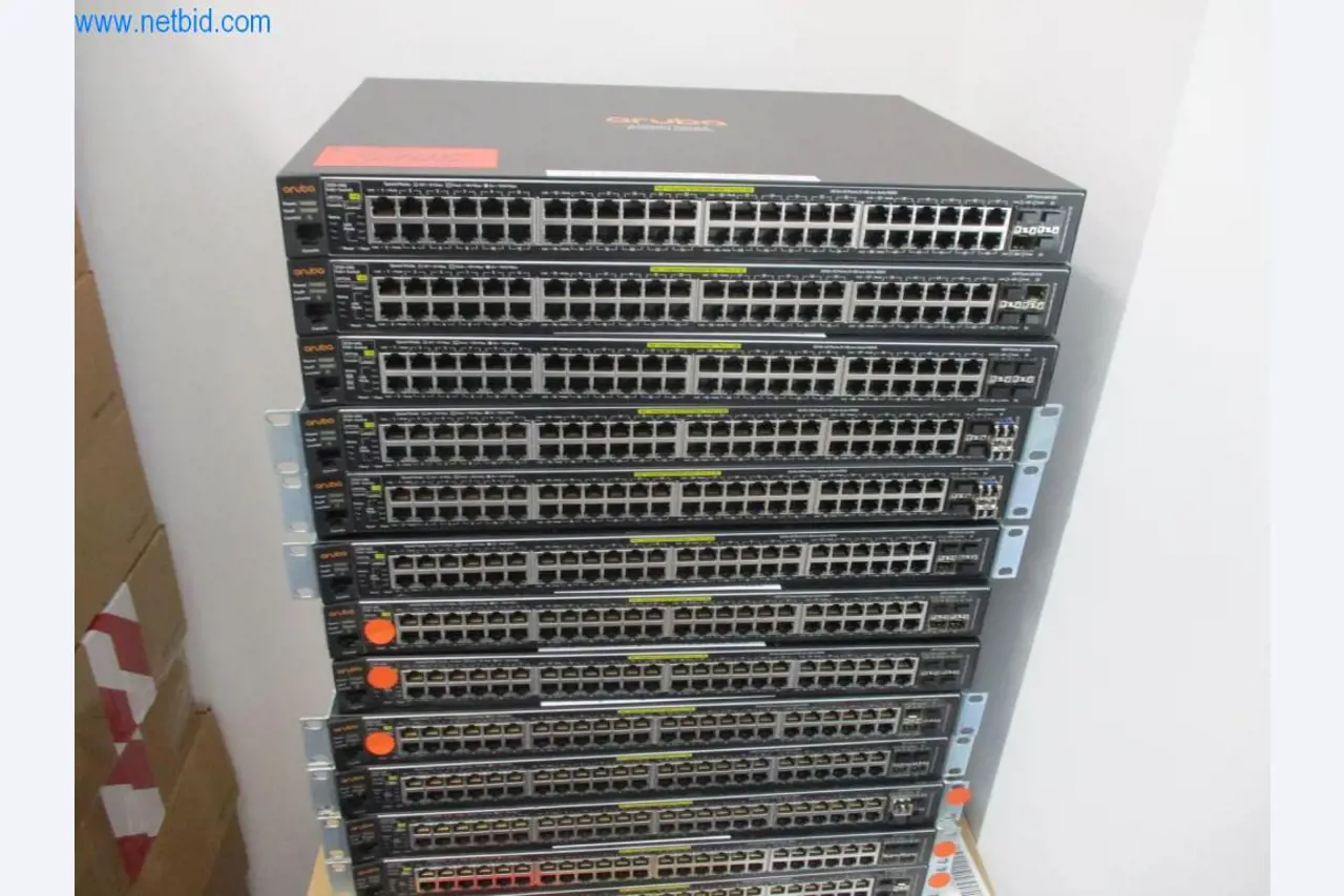 Dobrze utrzymane meble biurowe, sprzęt IT i okulary 3D (MS Hololens 2)-1