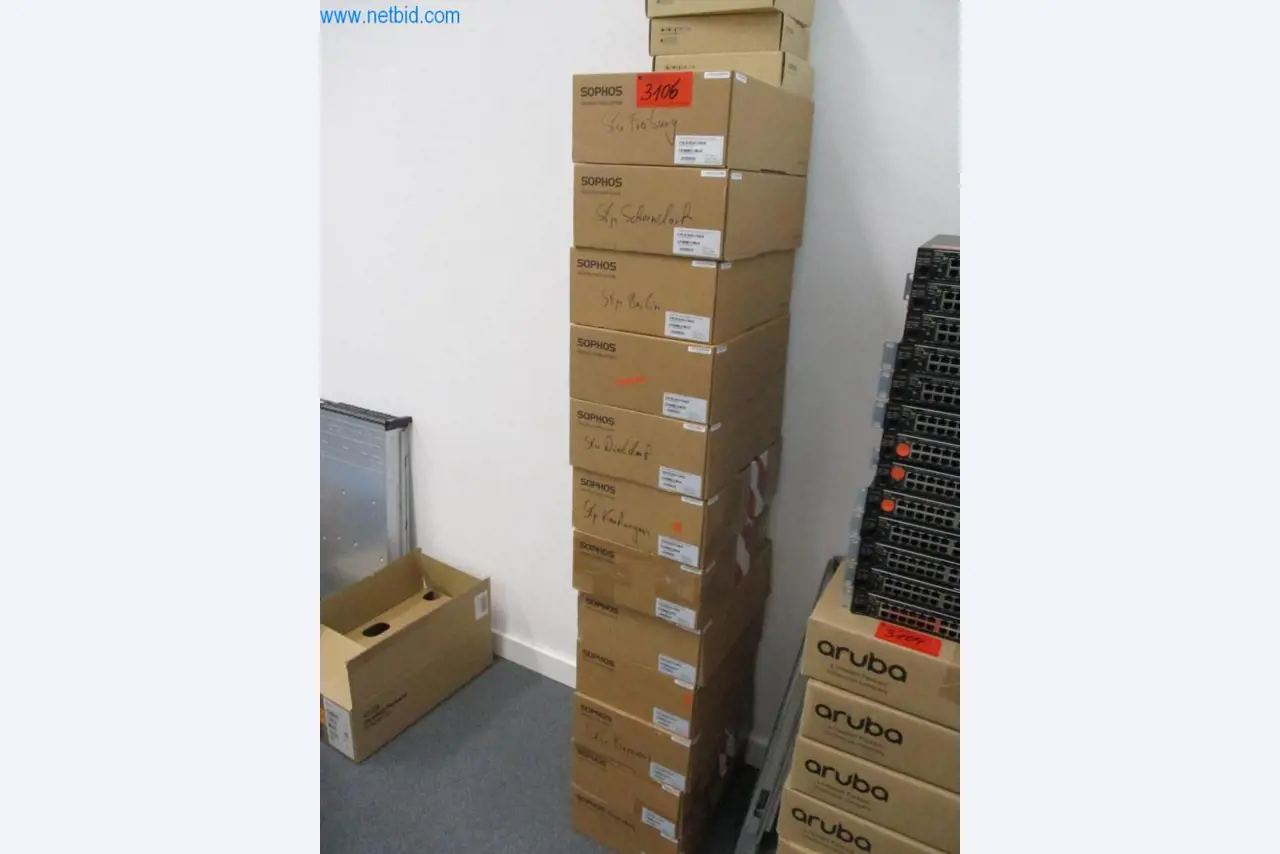 Mobiliário de escritório bem conservado, equipamento informático e óculos 3D (MS Hololens 2)-1