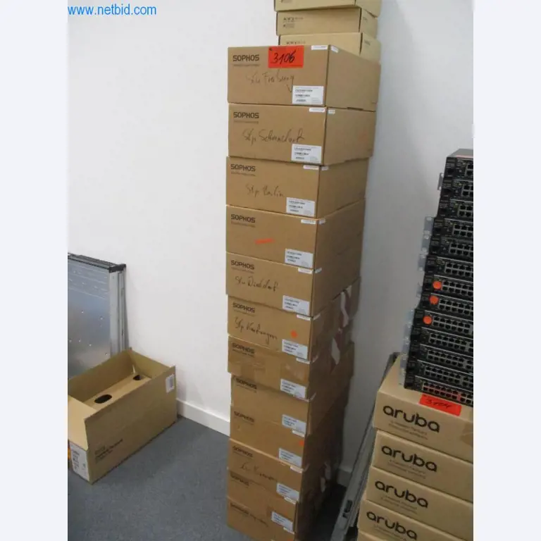 Mobiliário de escritório bem conservado, equipamento informático e óculos 3D (MS Hololens 2)-1