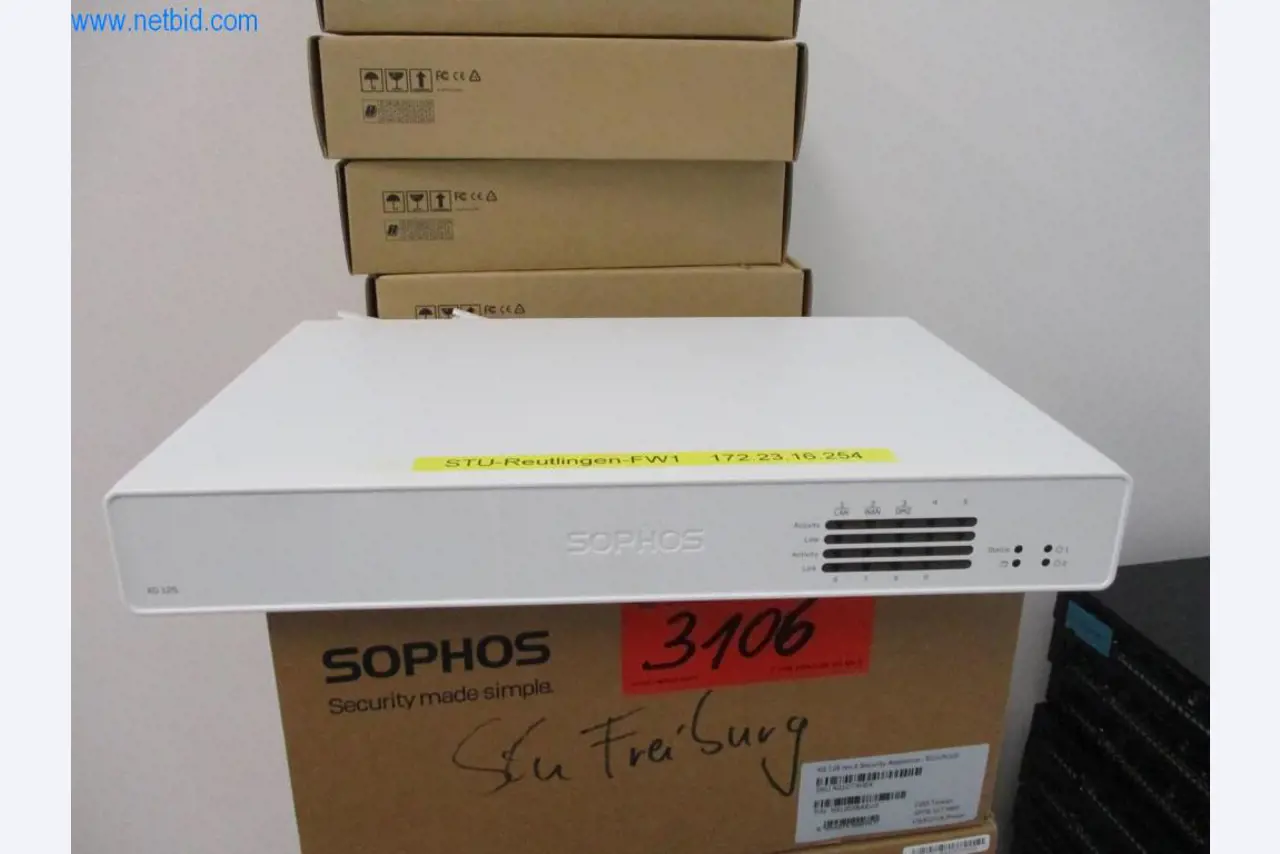 Mobiliário de escritório bem conservado, equipamento informático e óculos 3D (MS Hololens 2)-2