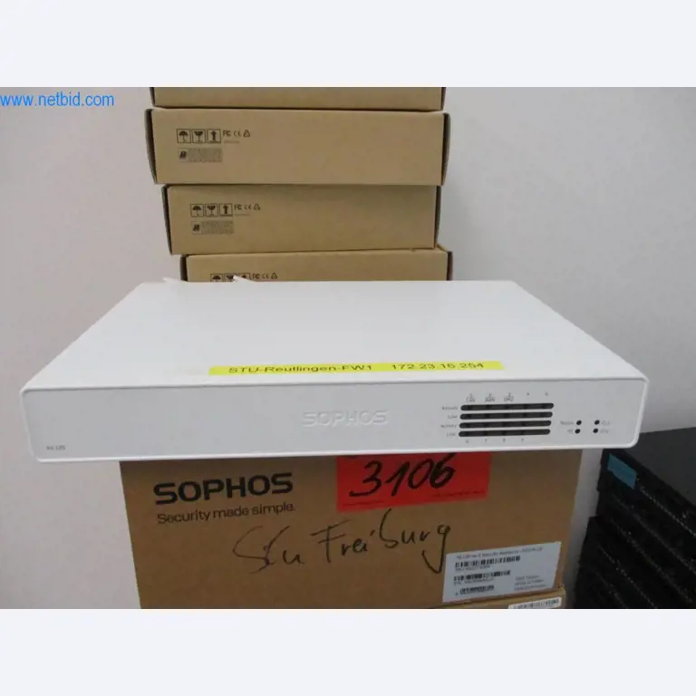 Mobiliário de escritório bem conservado, equipamento informático e óculos 3D (MS Hololens 2)-2