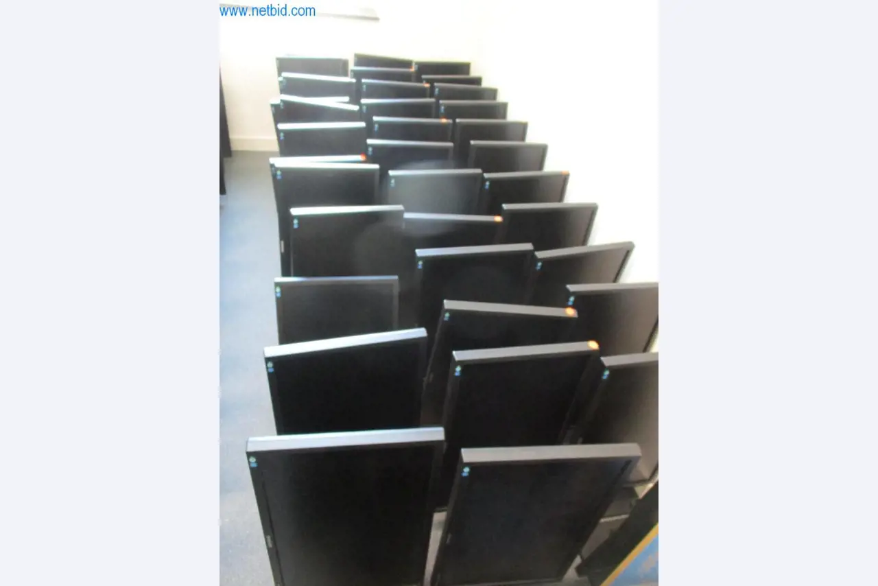 Mobiliário de escritório bem conservado, equipamento informático e óculos 3D (MS Hololens 2)-1