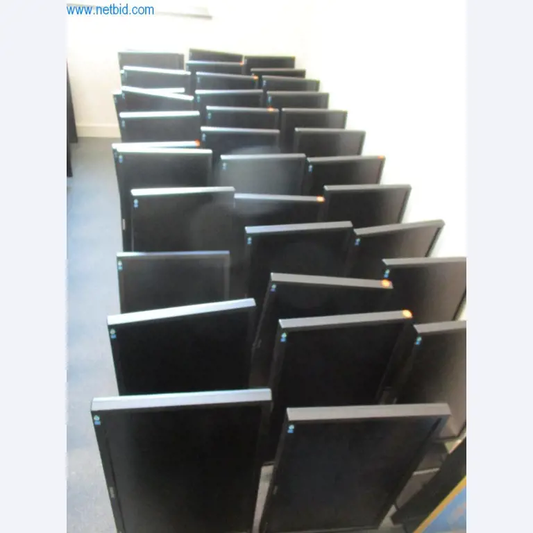 Mobiliário de escritório bem conservado, equipamento informático e óculos 3D (MS Hololens 2)-1